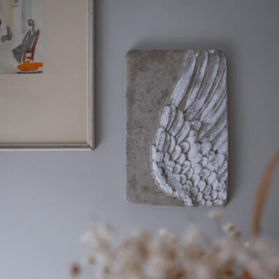 Relief i Cement med Vinge