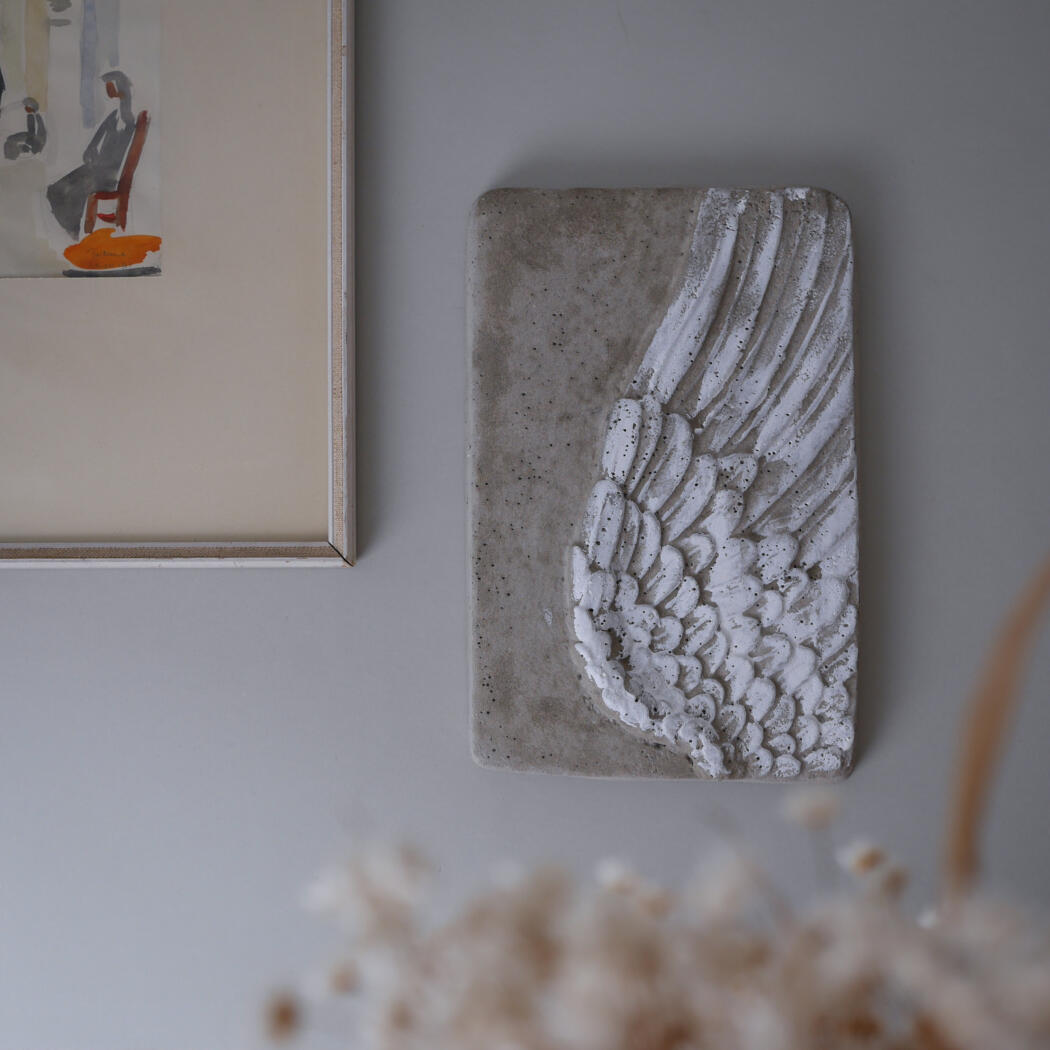 Relief i Cement med Vinge