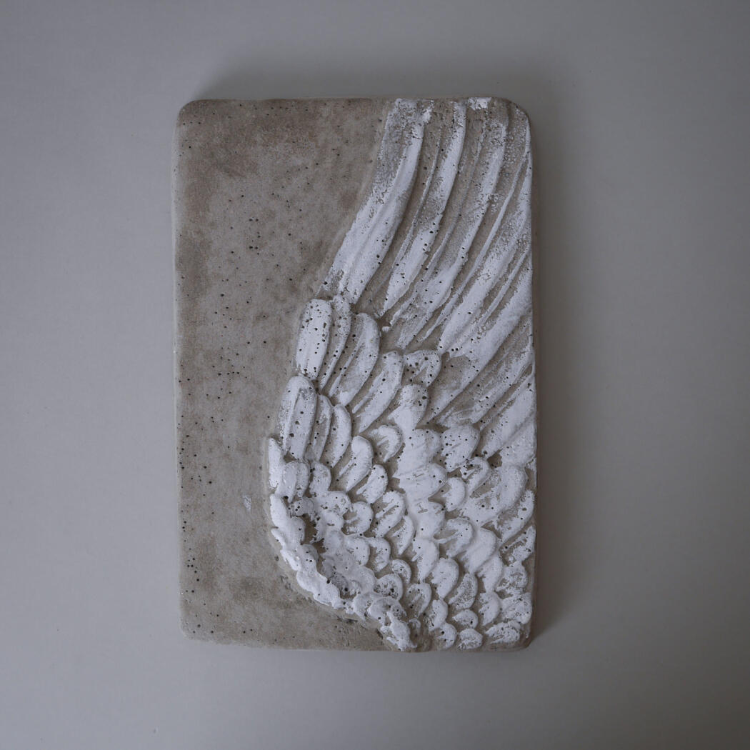 Relief i Cement med Vinge 1