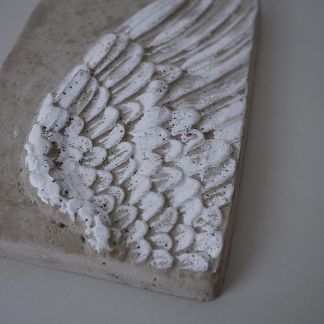Relief i Cement med Vinge 2