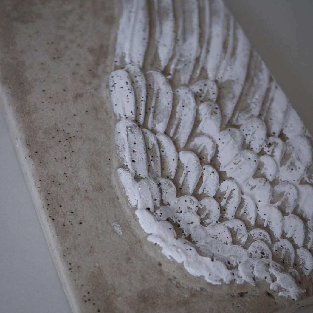 Relief i Cement med Vinge 3