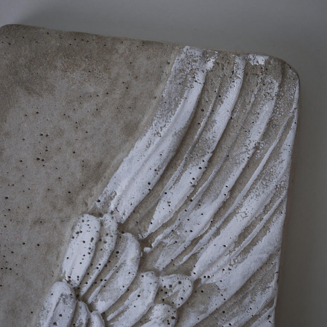 Relief i Cement med Vinge 4