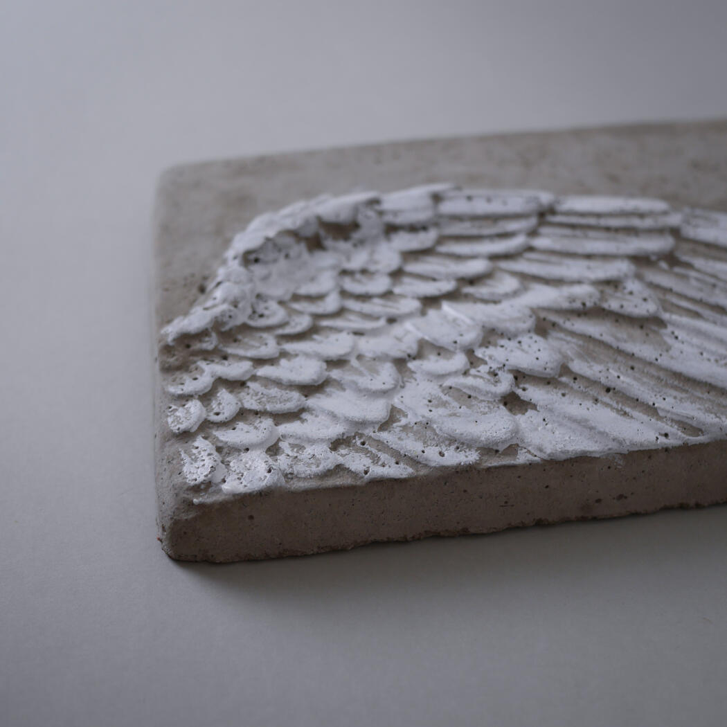 Relief i Cement med Vinge 5