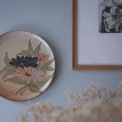 Lysebrun Platte med Store Blomster
