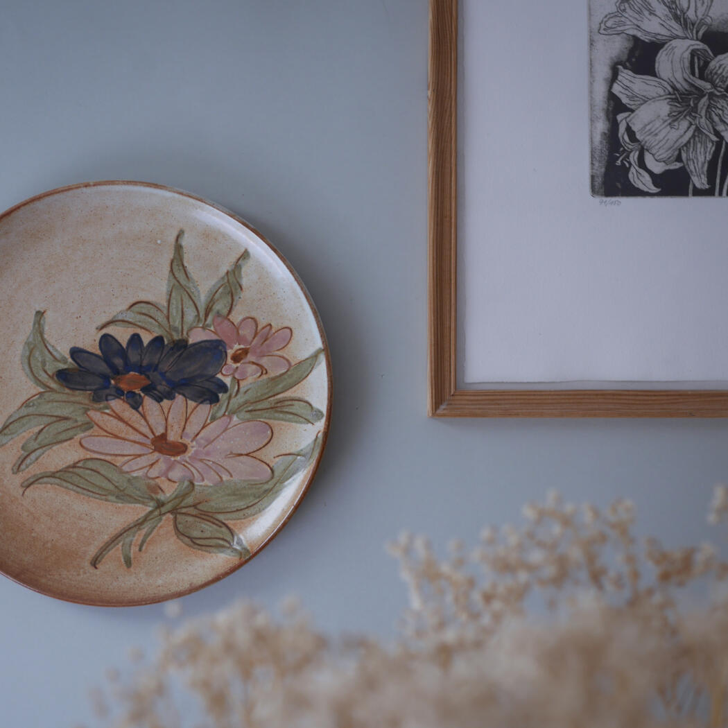 Lysebrun Platte med Store Blomster