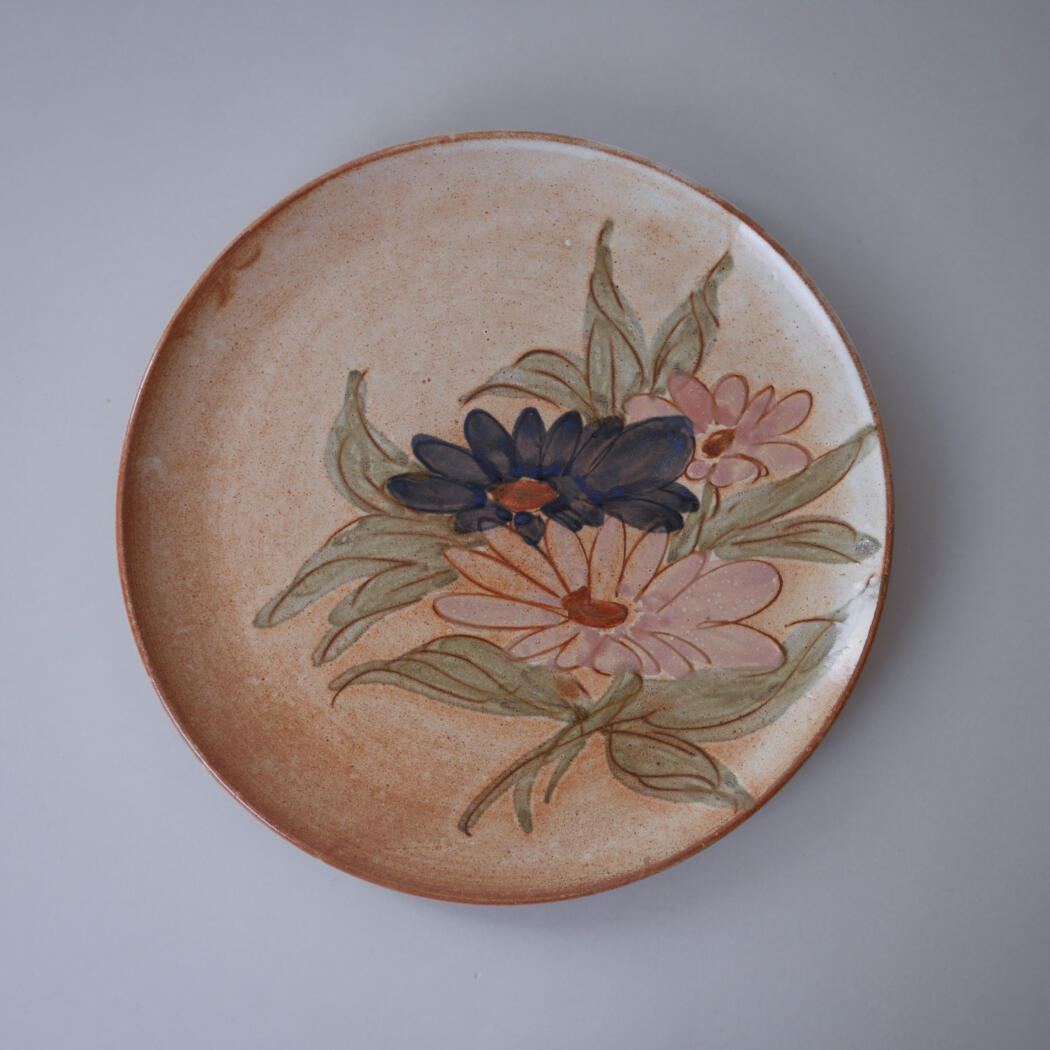 Lysebrun Platte med Store Blomster 1