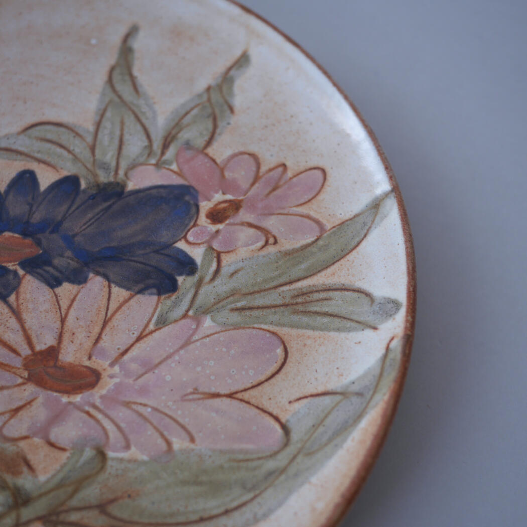 Lysebrun Platte med Store Blomster 2