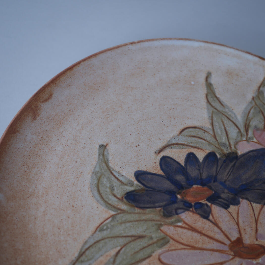 Lysebrun Platte med Store Blomster 4
