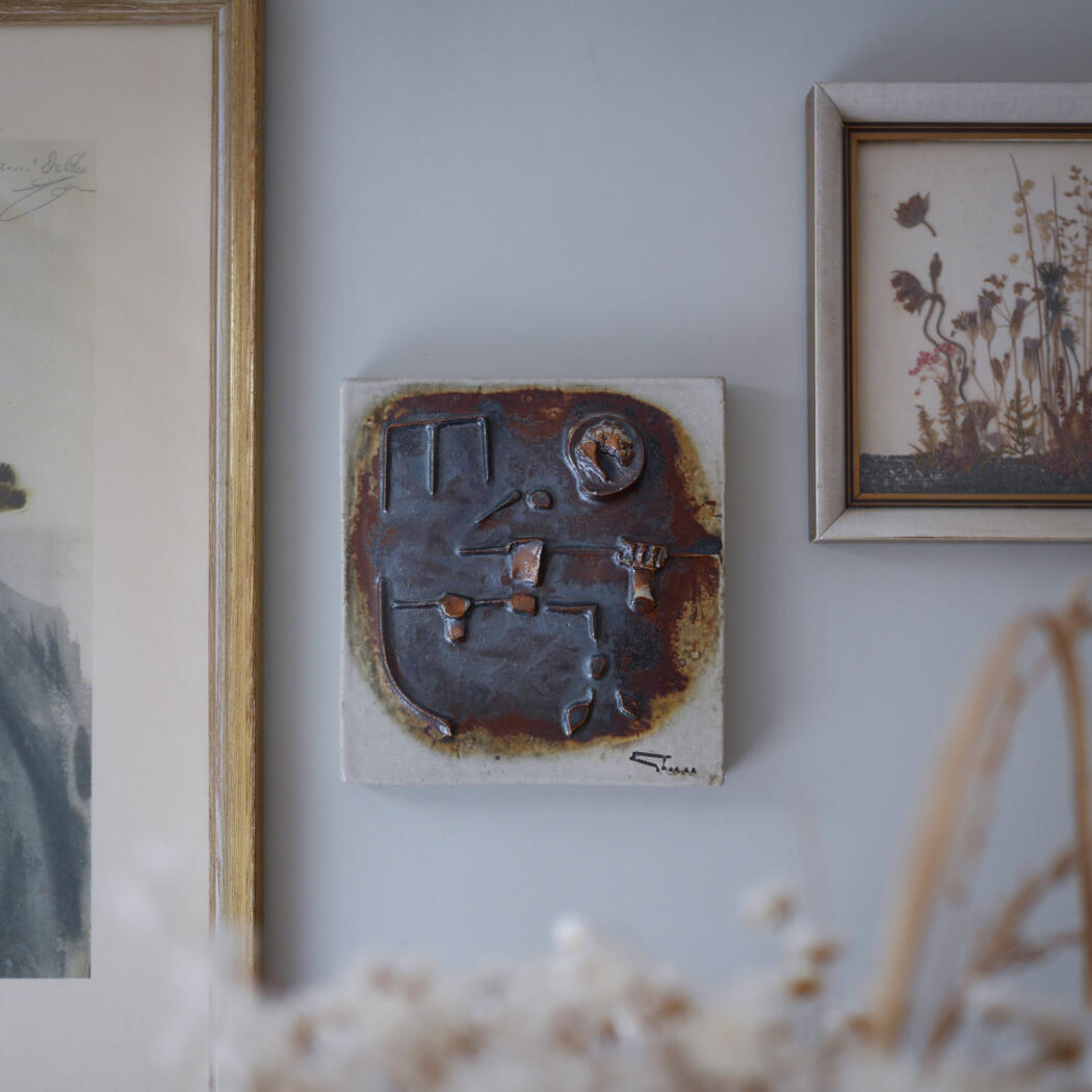 Abstrakt Beige Relief med Brunt Motiv