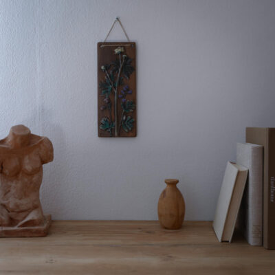 Højt Brunt Relief med Blomster