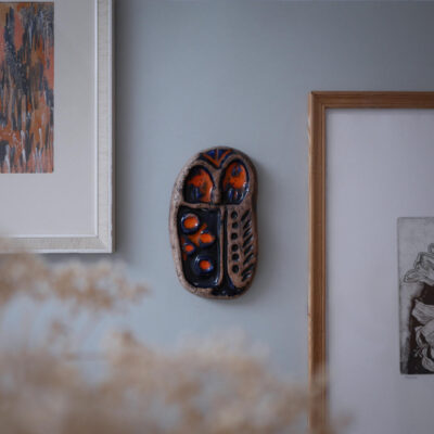 Ugle Relief med Orange Detaljer