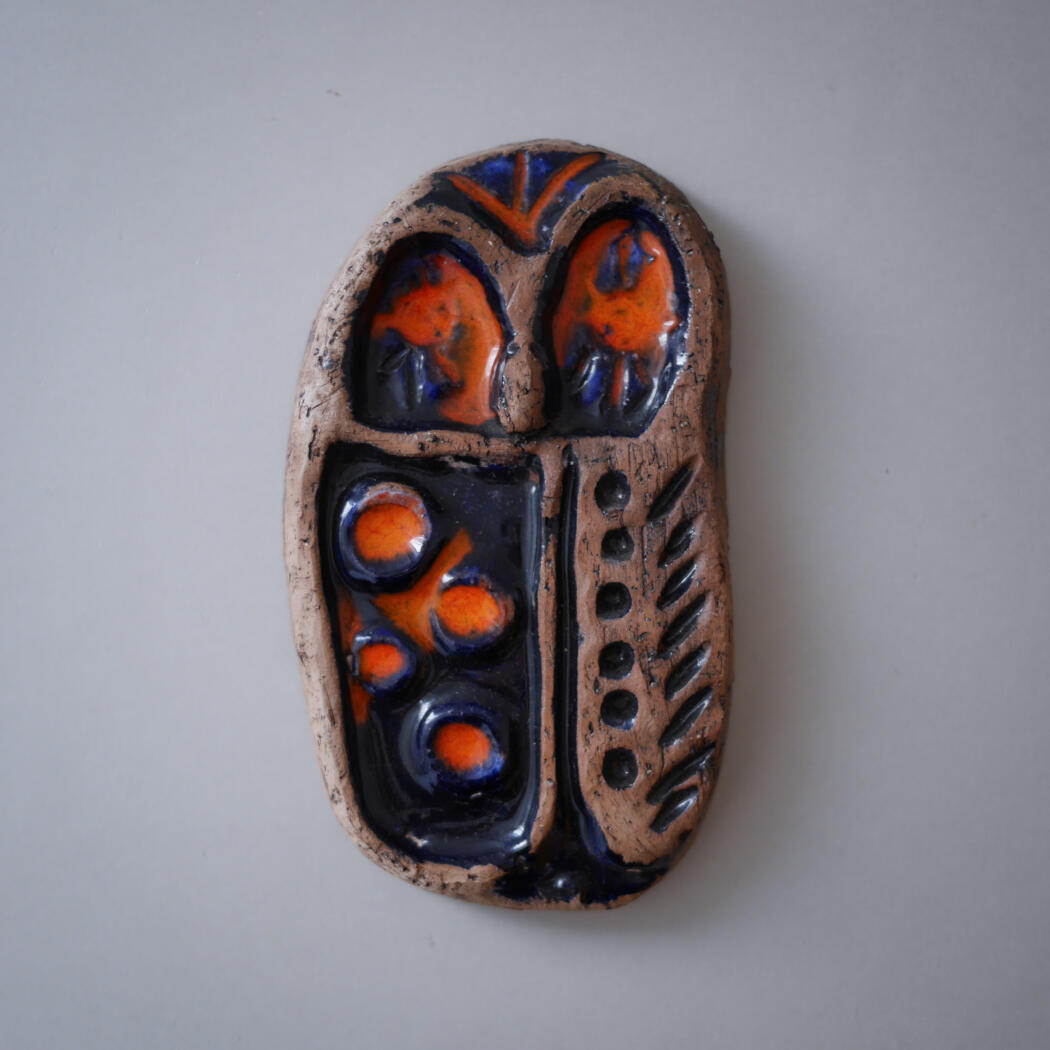 Ugle Relief med Orange Detaljer 1