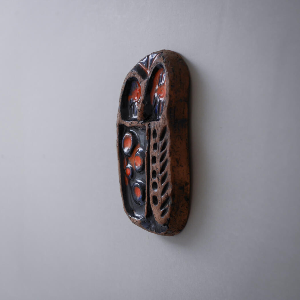 Ugle Relief med Orange Detaljer 2