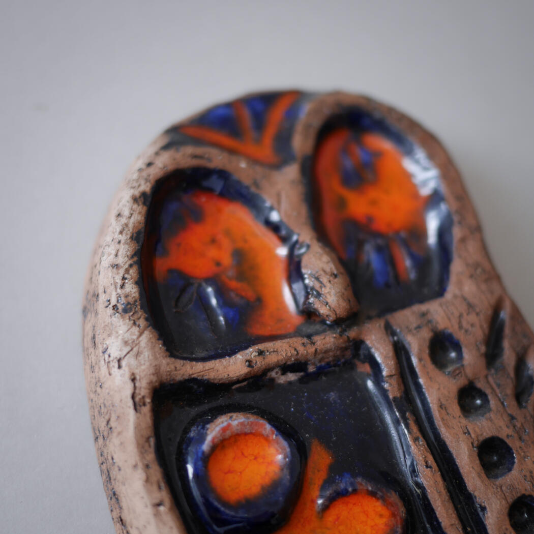 Ugle Relief med Orange Detaljer 3