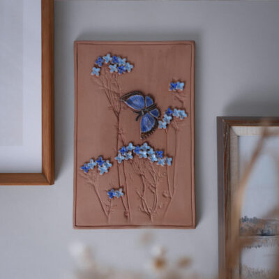 Relief med Lyseblå Blomster & Sommerfugl