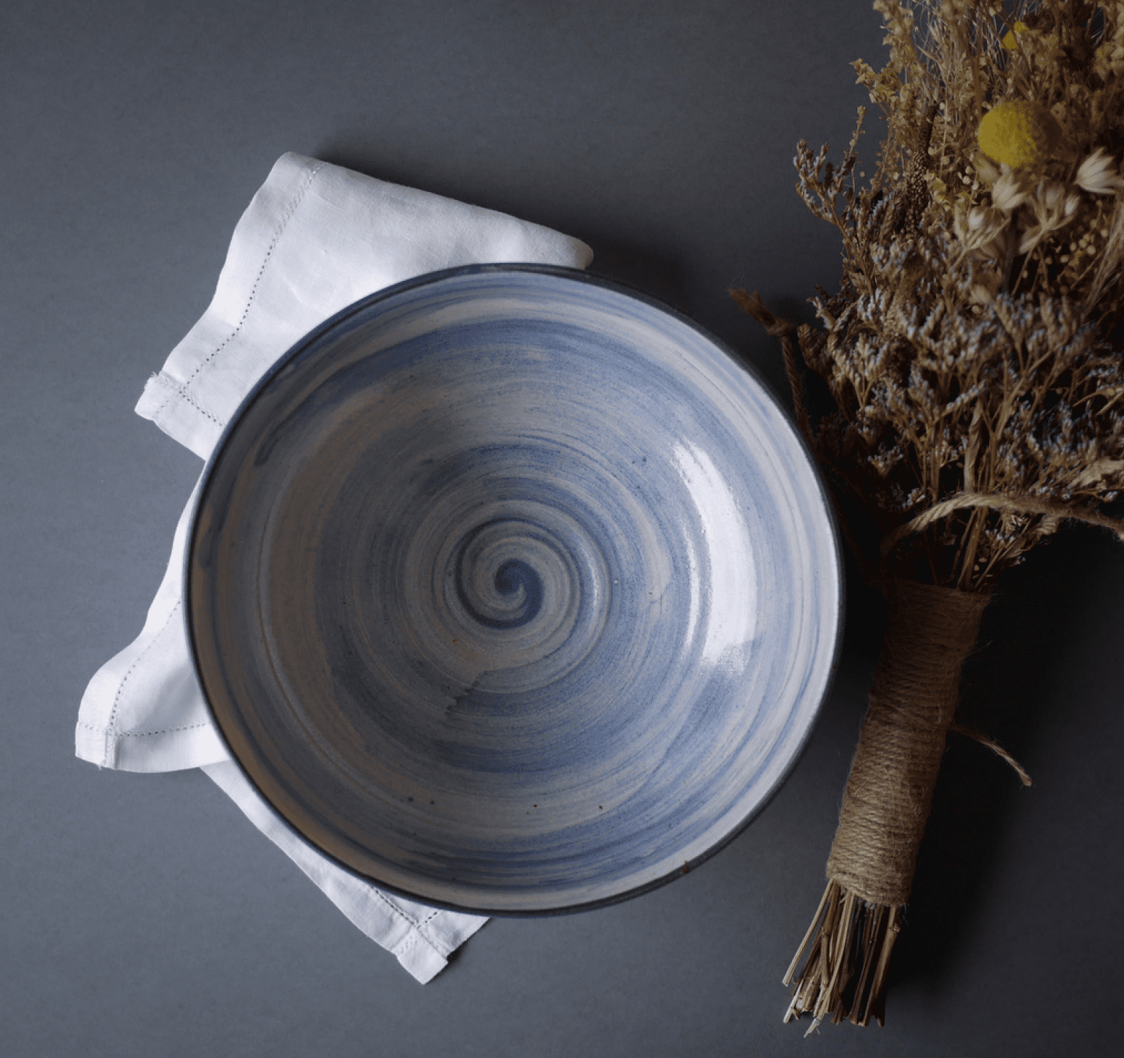 Stor blå keramikskål med swirl