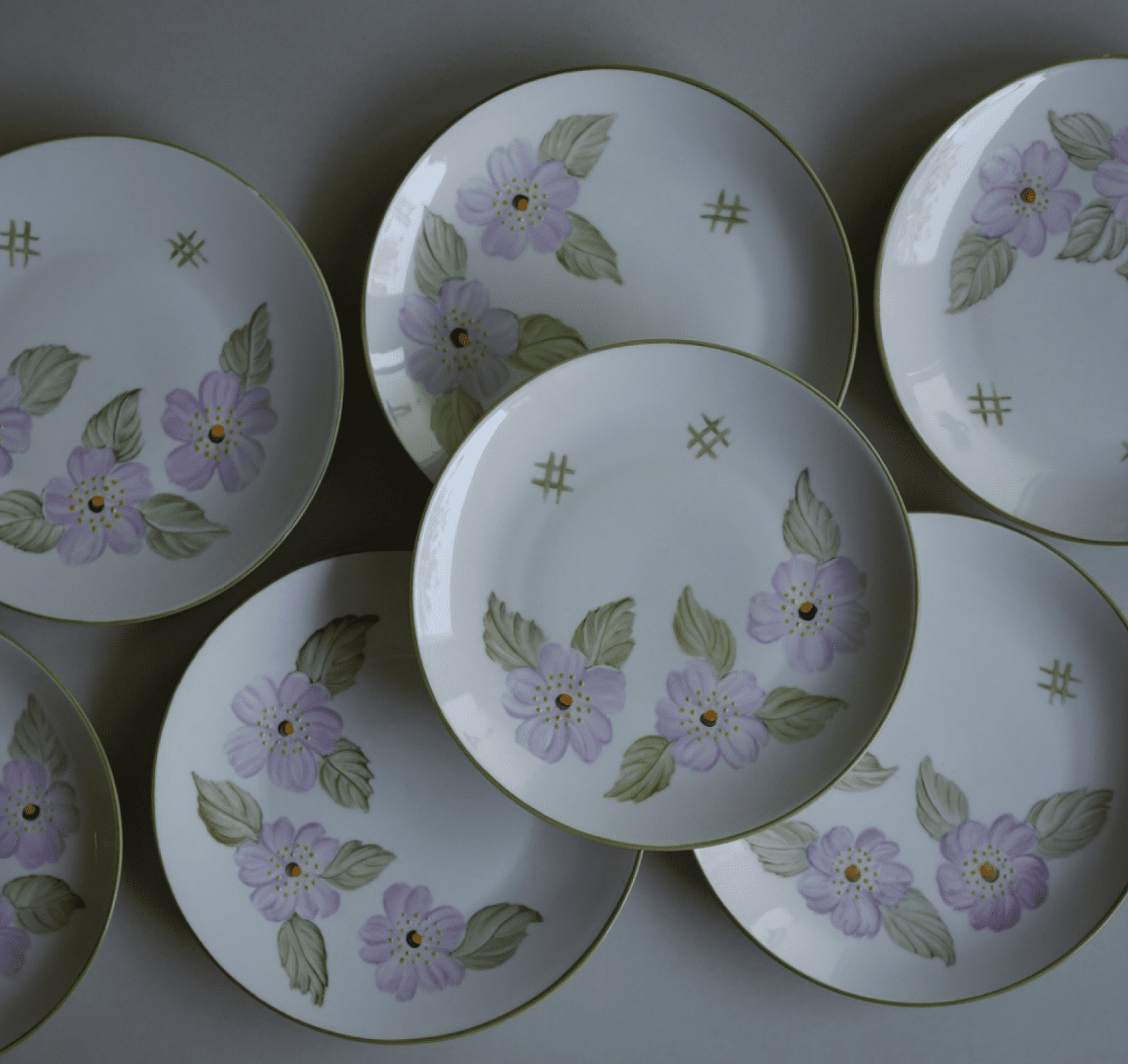 Håndmalede tallerkner med blomster, 7 stk.