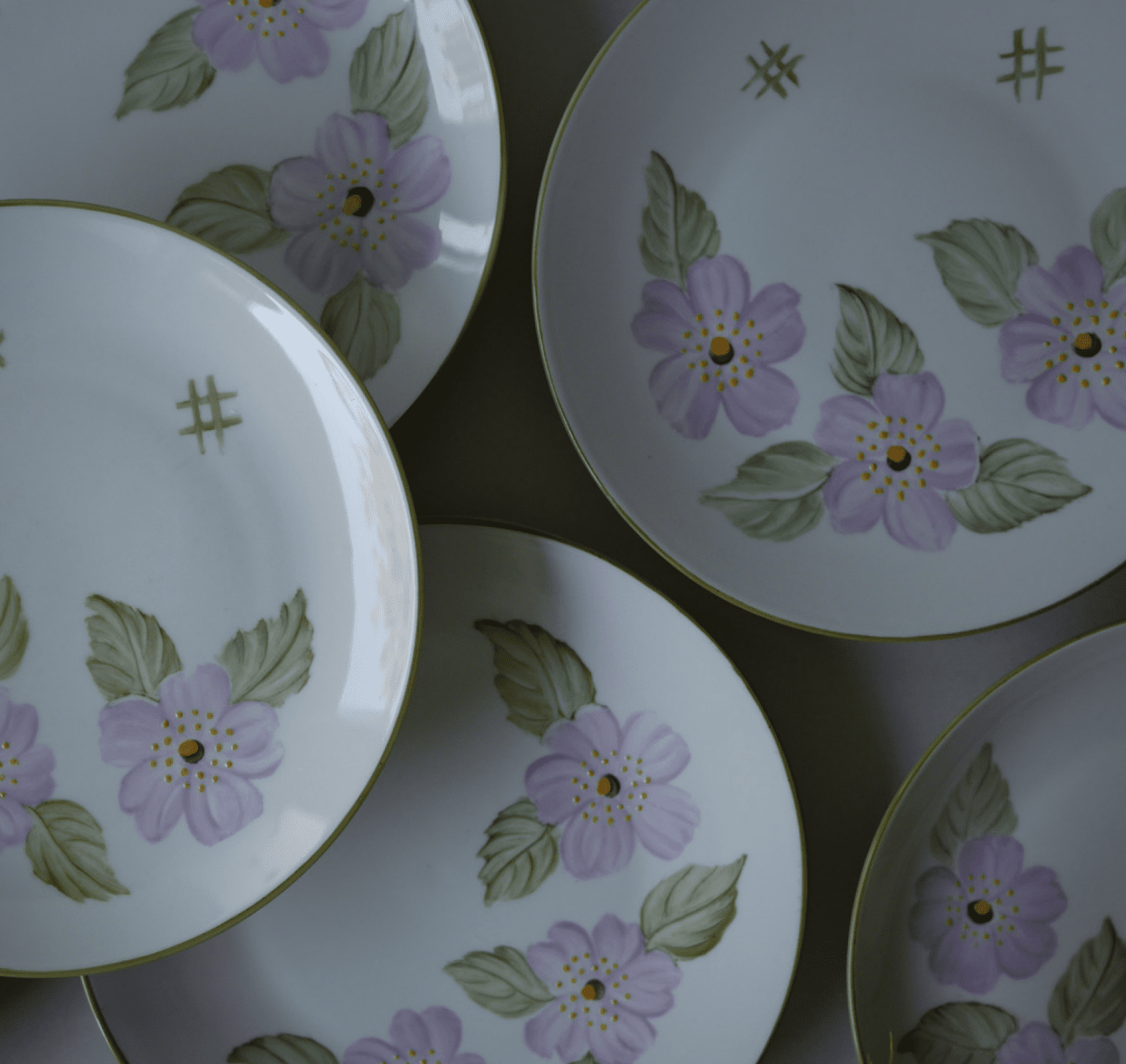 Håndmalede tallerkner med blomster, 7 stk.