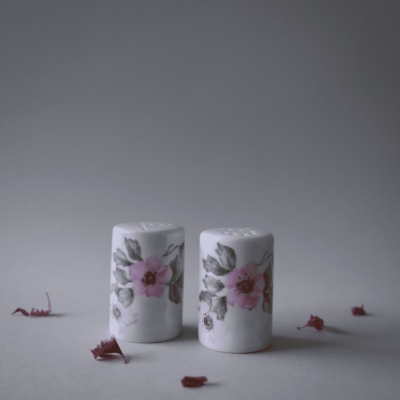 Håndmalet Salt og Peber Sæt med blomster