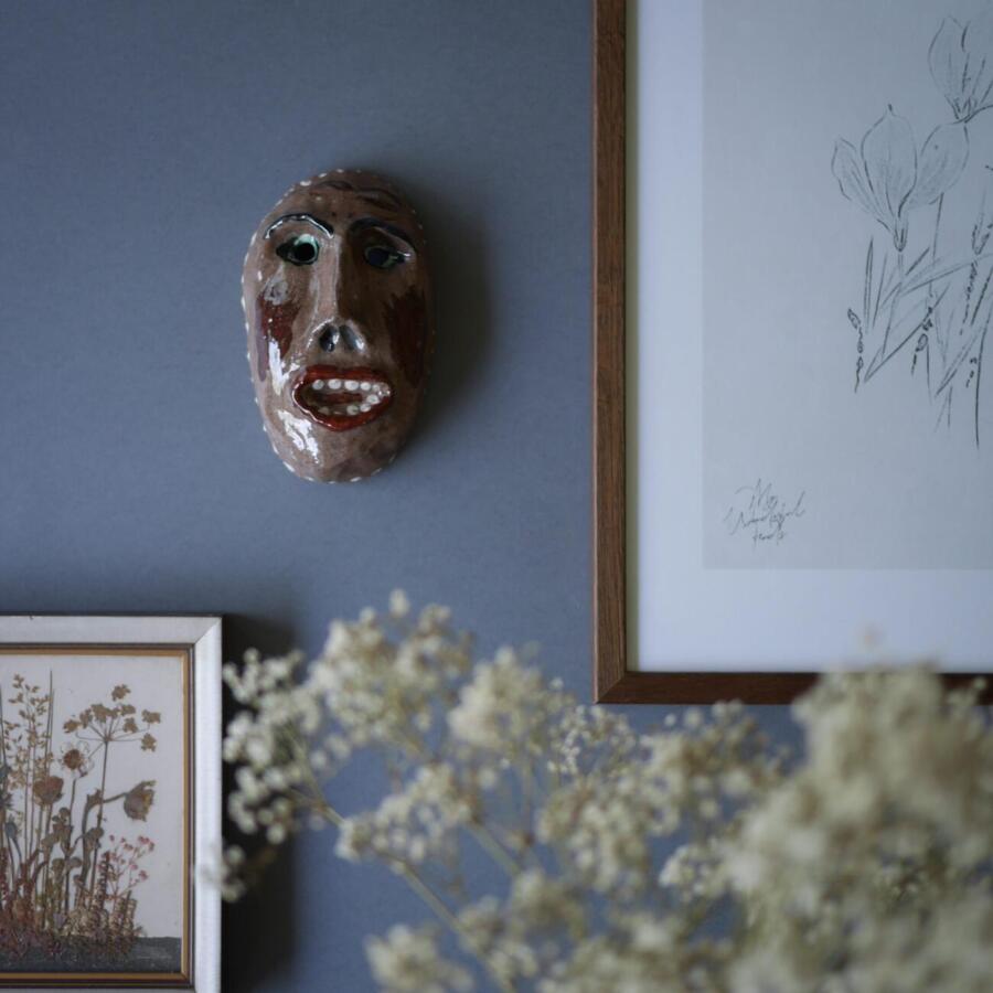Brun keramik relief maske