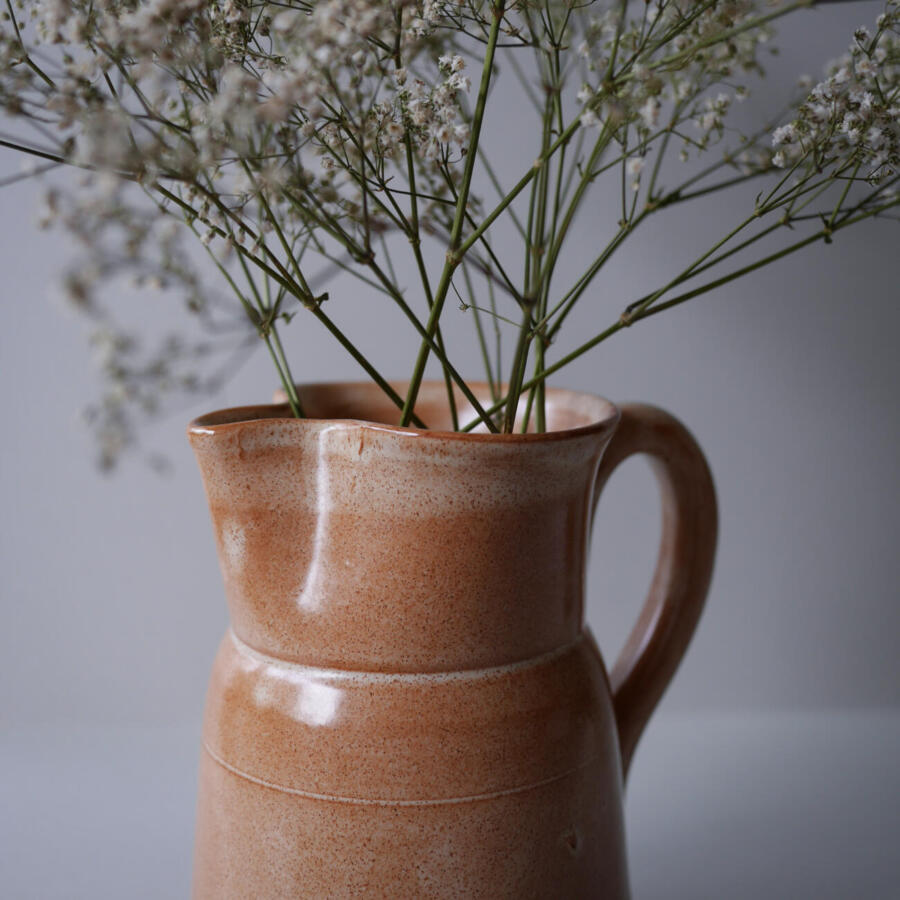 Gammel fransk keramik kande med den lækreste glasur og vilde blomster