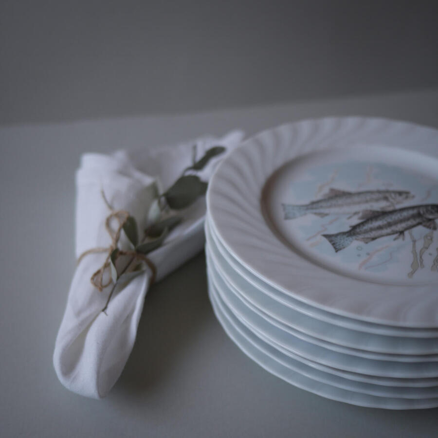 Hvide swirl tallerkner med fiske motiv