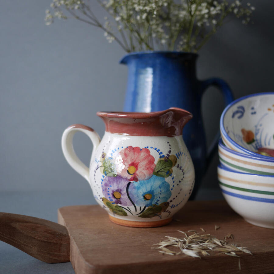 Gammel lille keramik kande med sødt blomster motiv
