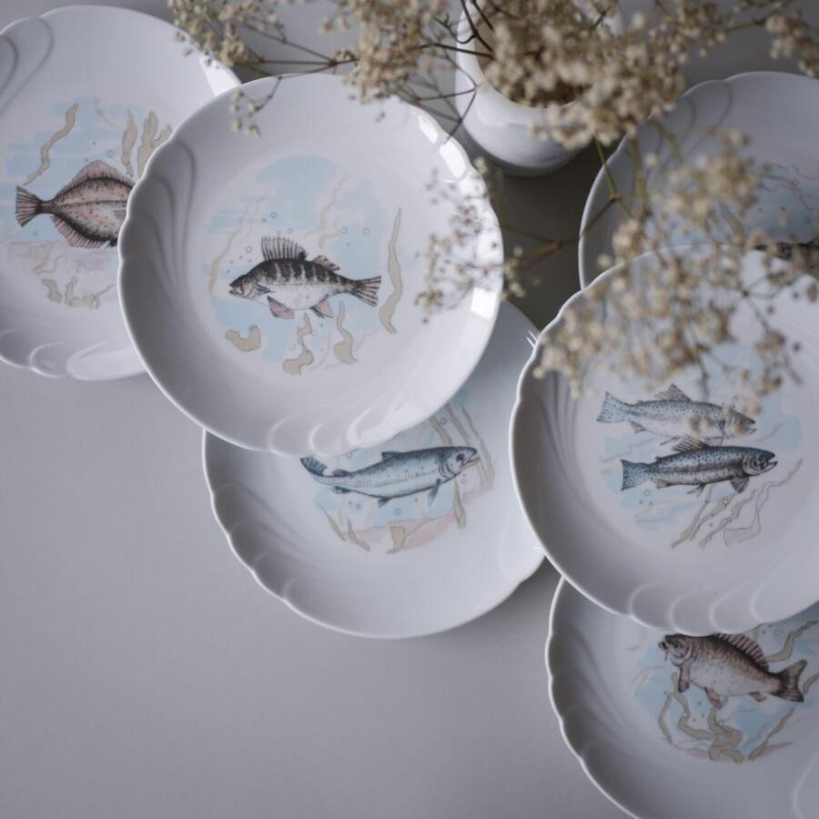 Hvide vintage tallerkner med fisk og swirl kant